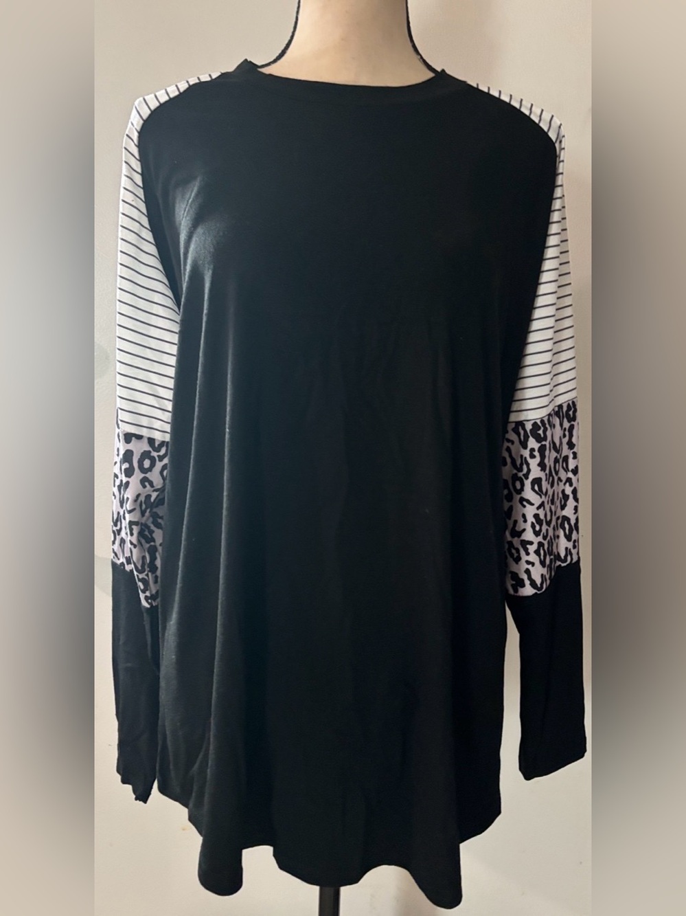 Women’s Black Long Sleeve Mixed-Print tee Top